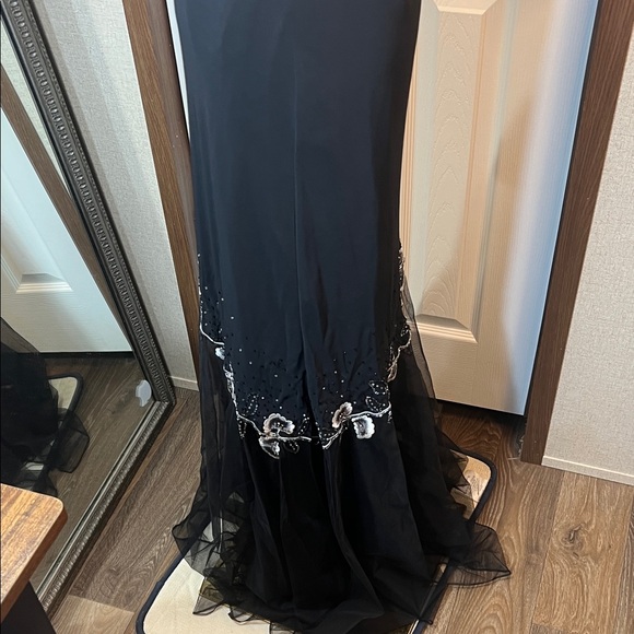 Chic Black Maxi Dress with Floral Details - Picture 7 of 9